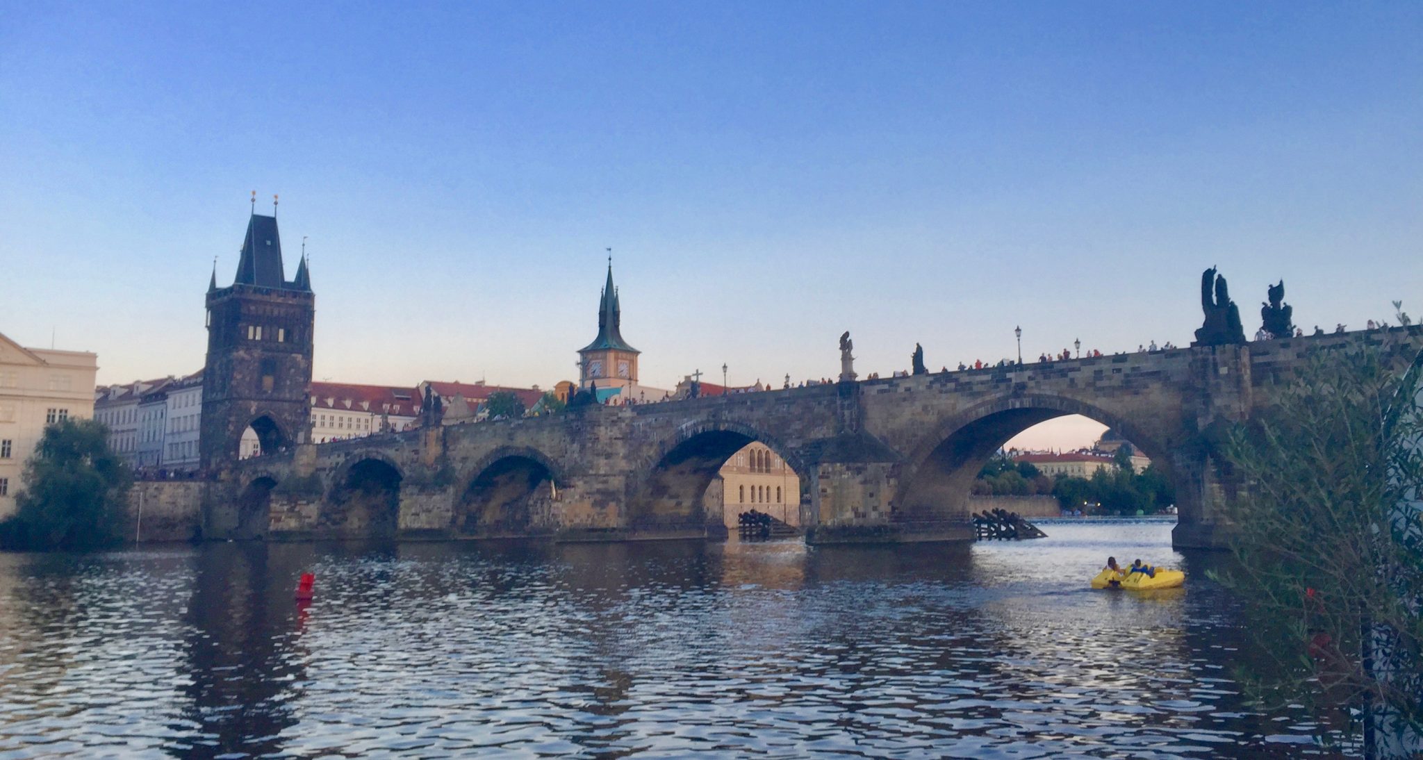 widok z Wełtawy na Most Karola