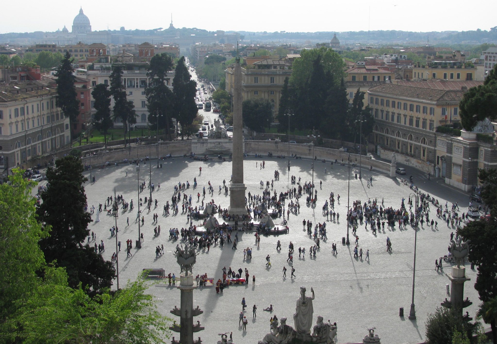 Widok z Terrazza del Pincio na Piazza del Popolo